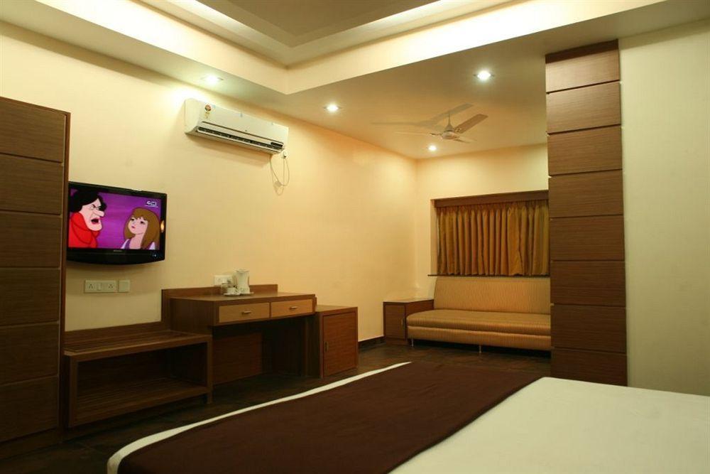 Hotel Trimoorti Kalkutta Exterior foto
