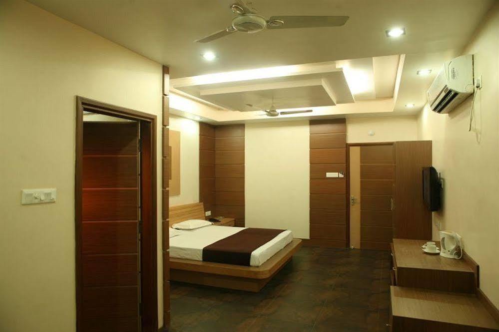 Hotel Trimoorti Kalkutta Exterior foto