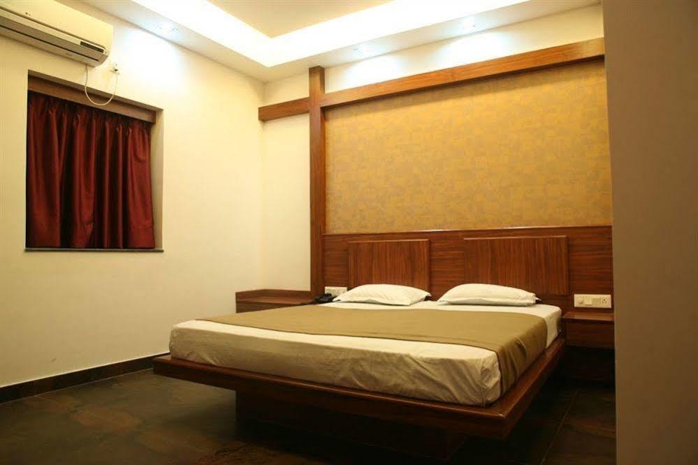 Hotel Trimoorti Kalkutta Exterior foto
